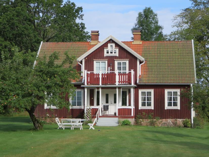 Södergårdens gamla ladugård ligger längs med byvägen. En av de utskiftade gårdarna som inte flyttade så långt (Trollamåla 1:4), utan ligger mitt i byn.