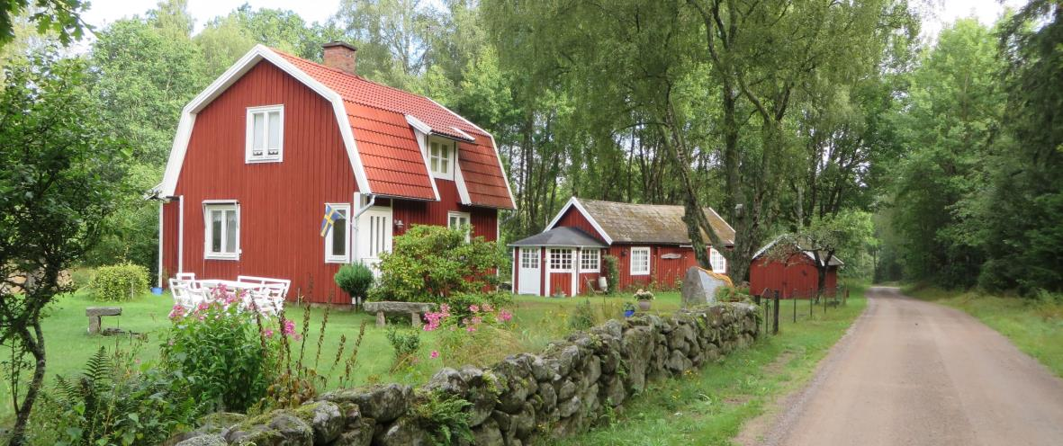 Hamlade askar ger karaktär åt bykärnan. De två gårdar som förlades längst norr ut från bykärnan vid laga skifte har byggts om och moderniserats (Trollamåla 2:2 och 2:12).