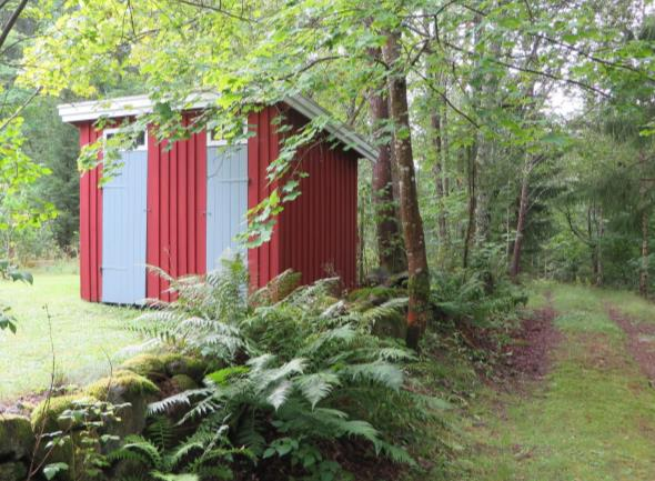 Garage och äldre byggnad tillhörande Almeberg. Det gamla torpet Almeberg används som sommarstuga och har den äldre karaktären bevarad till stora delar.