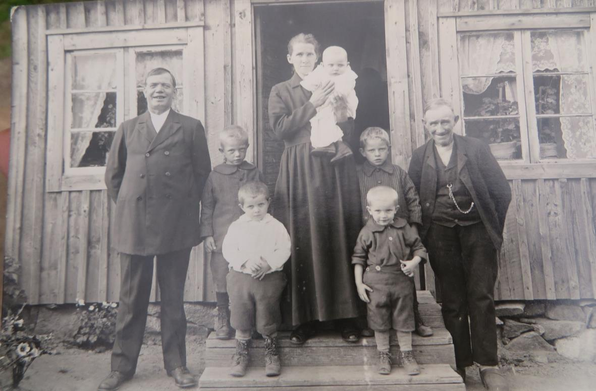 På en av torpet Almebergs f.d. åkrar byggdes en sommarstuga på 1970-talet.