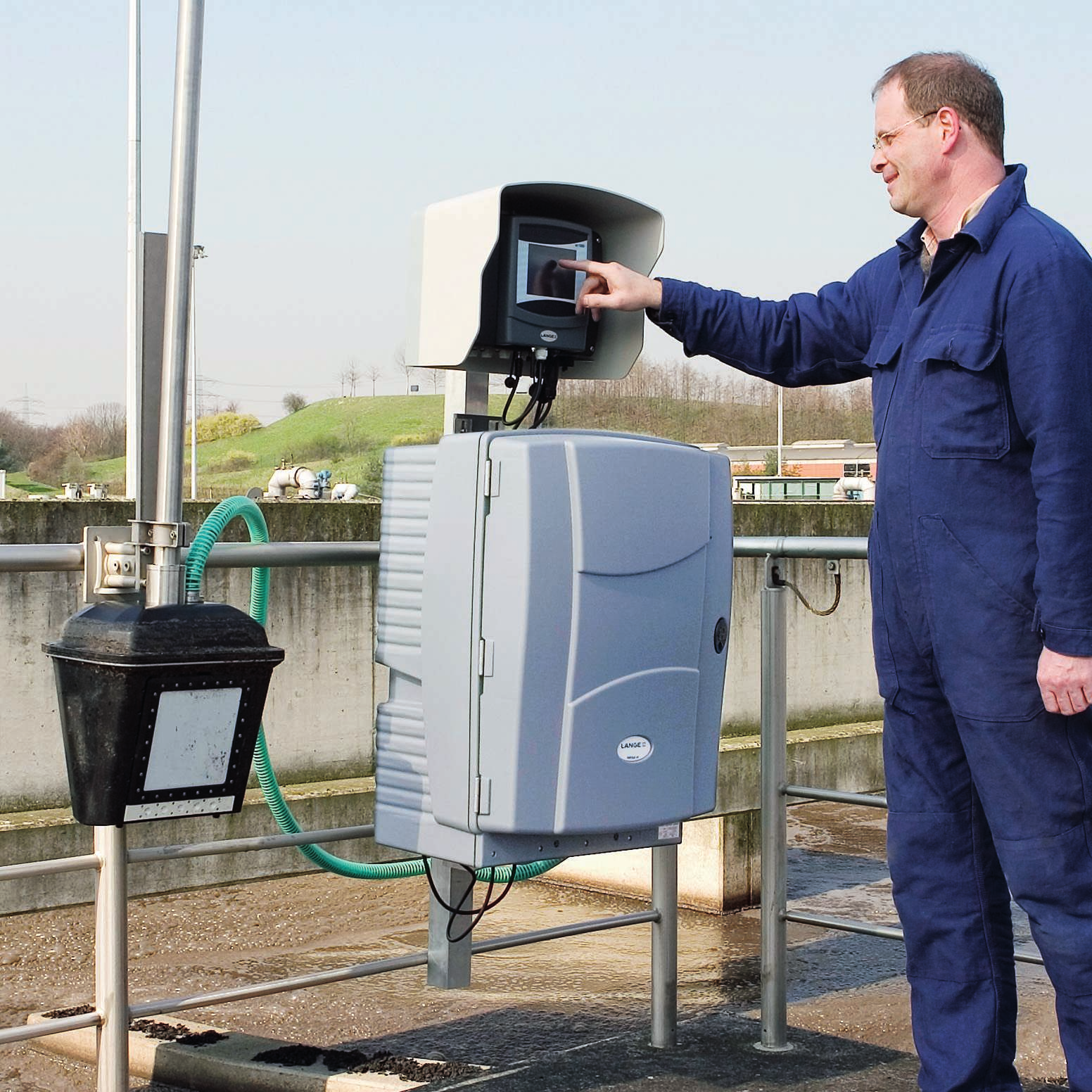 Filtrat till mätinstrumentet Montering Filtergivaren på plats: det fullständiga systemet monteras vid sidan av bassängen och kräver väldigt lite utrymme Filtermodul Rengöringssystem med luftbubblor