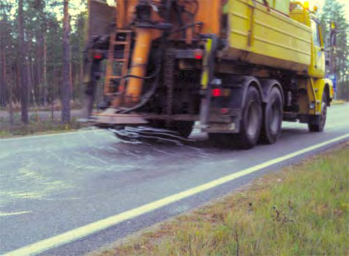 Men även förmågan att hålla saltaerosolerna i luften genom den turbulens som bildas av vinddraget har betydelse. Turbulensen är relaterad till energiåtgången enligt E = 1 2 CD v A.