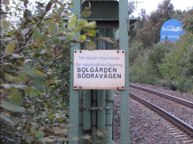 Bild4: Visar skylt på cirka kilometer 46.036 där ringsträcka för vägskydd Solgården och Södra vägen börjar. Mycket sannolikt är att vägskyddet för Solgården har aktiverats ändamålsenligt.