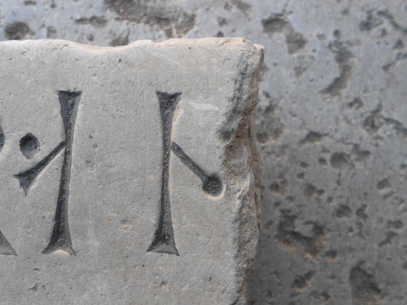 Gravhällsfragmentet från Tornby 111 Fig. 3. Detalj av de runor som utgör början av personnamnet.