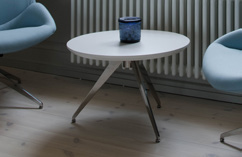 Box soffbord Skiva i högtryckslaminat 26 mm. Matchande bord till Box. Bordets ben har sa mma design som benen på soffan. Silver stativ (RAL9006) som standard. Högtryckslaminat som tillval. Art.