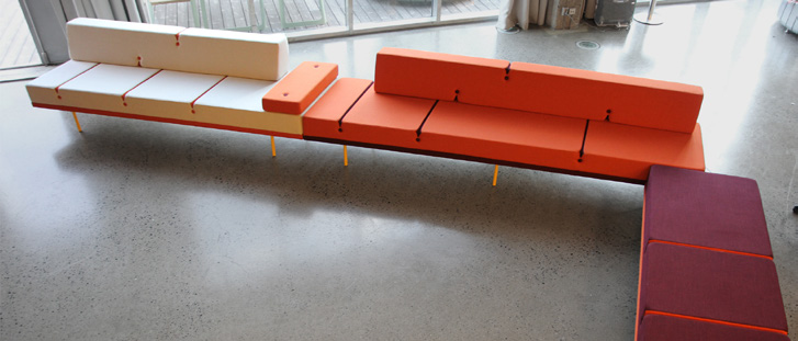 Förvaring OFF Sofa - Variation för offentlig miljö OFF soffan och dess tillhörande bord (se sidan 47) är en flexibel serie loungemöbler. Soffmodulerna finns i 2, 3 och 4-sitsutförande.