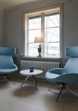 PRODUKT GARANTI 5år PRODUKT GARANTI Design: Torsteinsen Design, Fredrik Torsteinsen MNIL Size Size loungefåtölj kombinerar modern design med generös komfort.