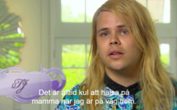 kramar om varandra. Samtidigt som detta sker säger voice-overn vad han inte vet är att Britt har planerat en överraskning (se bilaga 1, transkribering 7, rad 7-8).