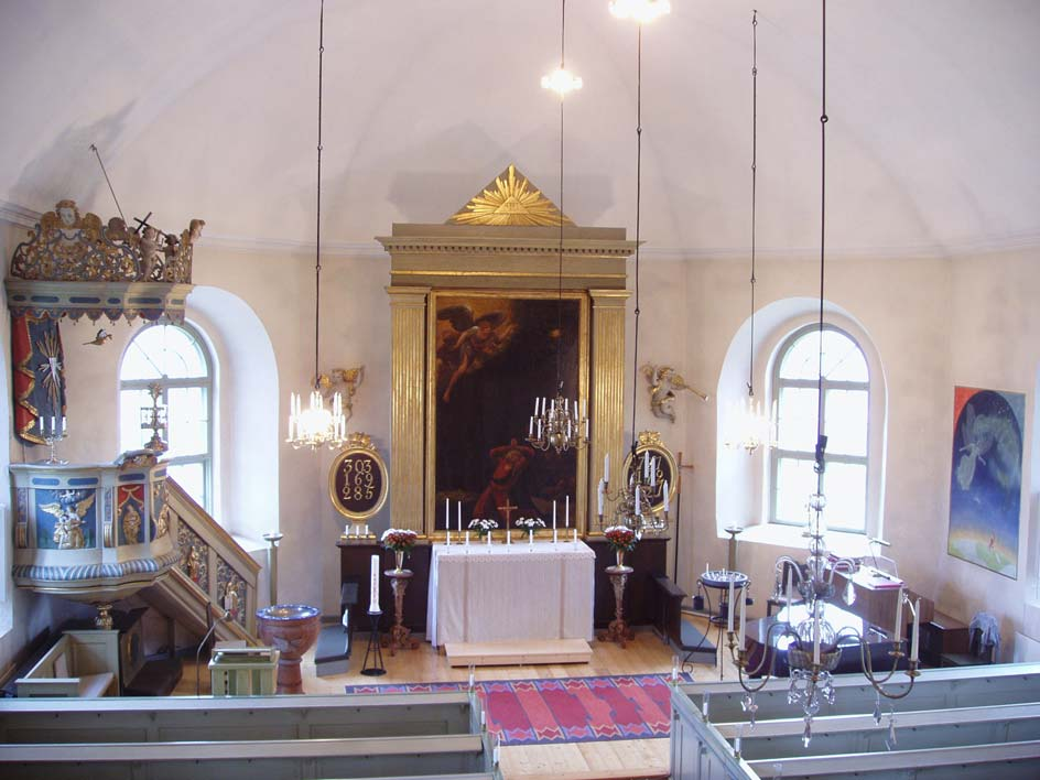 Altaruppsatsen med pilastrar med förgyllda kannelyrer som uppbär en arkitrav är tillverkad 1813 av förgyllare Bång och målad av målare Svahn i Norrköping.