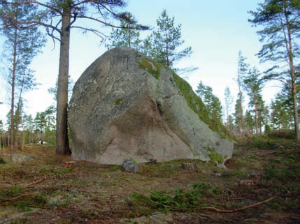 1. Jättestenen vid Abrahamstorp Sägnen säger att jättarna blev irriterade på kyrkklockorna i Norra Fågelås kyrka. De kastade då denna sten mot kyrkan men missade med några hundra meter.