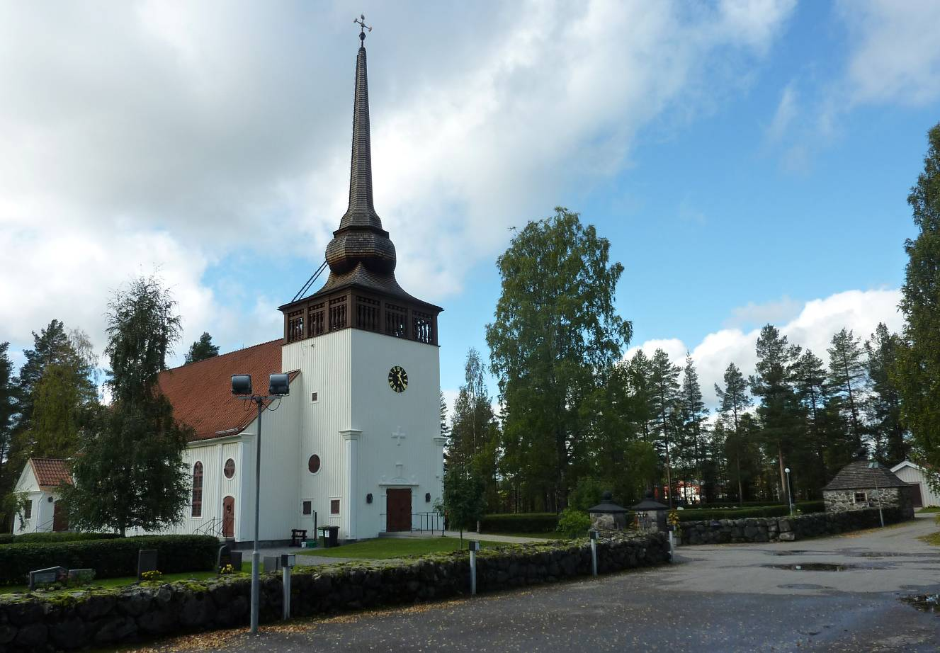 Norrfors kyrka, Nordmalings kommun, Västerbottens län Norrfors, vid Lögdeälven ca 4 mil nordväst om Nordmaling, växte fram som ett stationssamhälle sedan stambanan byggts på 1890-talet.