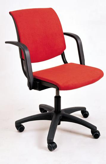 Conventio stol 1 754 kr En följsam stol med gungfunktion framåt och bakåt. Svart eller silverfärgad ryggstödsbåge. Klädd rygg och sits i avtagbart tyg pg 1. Finns att få utan klädd sits.