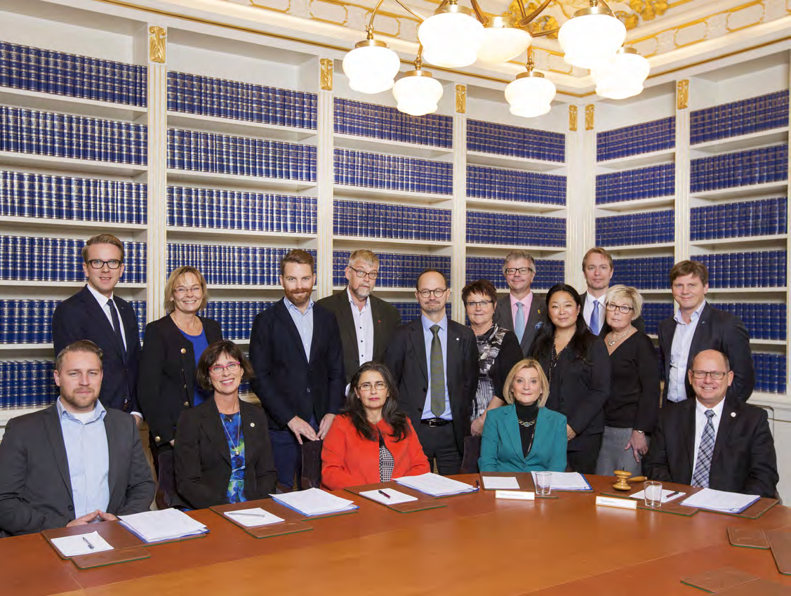 Årsredovisning för Riksdagsförvaltningen 2015 85 Riksdagsstyrelsen Stående från vänster: Andreas Carlsson (KD), Ewa Thalén Finné (M), Hans Linde (V), Leif Jakobsson (S), Tomas Eneroth (S), Eva