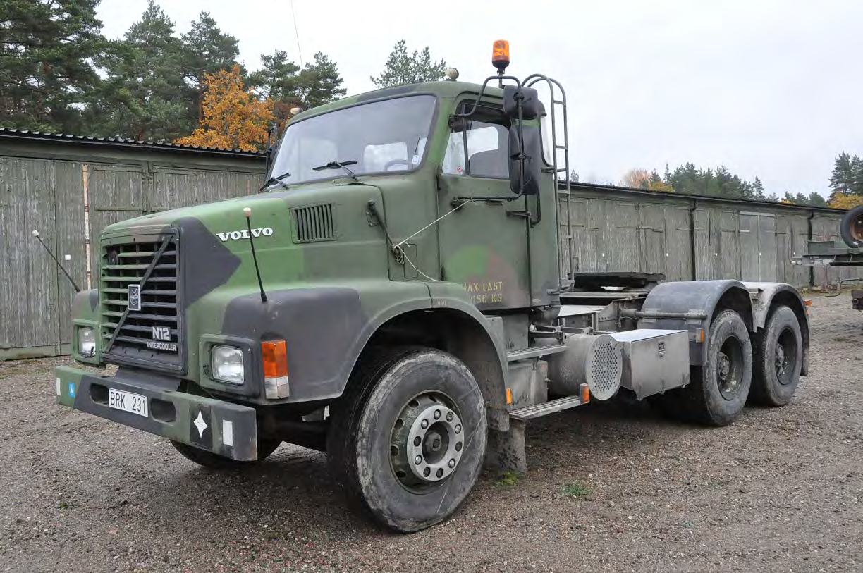 10. Volvo N12, lastbil Motor: Volvo TD 120, effekt 291 kw (330 hk). Växellåda: 12-växlad manuell med krypväxel. Däck 315/80R22,5 mönsterdjup 15-18 mm. Dåliga. Tandemdriven, axelavstånd 3800/1370.