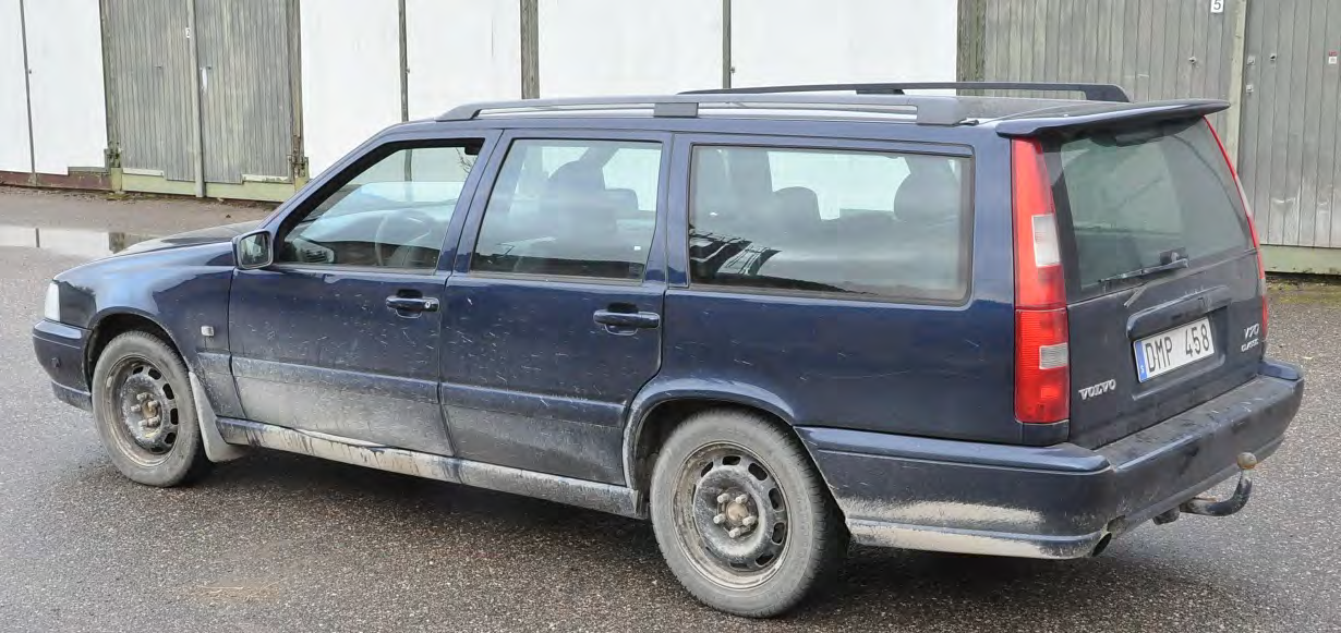 11. Volvo V70, -00 Bensinmotor, effekt 103 kw, 5-växlad manuell. Mätarställning: 260926 km. Radio och AC fungerar inte.