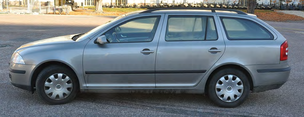 7. Skoda Octavia Kombi, -08 Manuell växellåda. Tillverkad september 2008. Miltal: 6570. Ljusbrun med ljusbrun klädsel. Dragkrok, AC, dubbdäck, sommardäck sitter på.