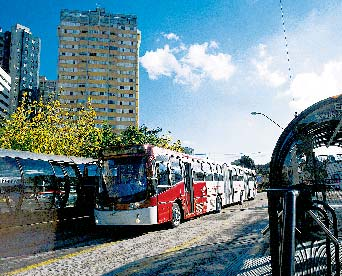 16 Volvokoncernens bokslut för 2004 Bussar Totalmarknad Den totala bussmarknaden fortsätter utvecklas positivt i USA, Kanada, Sydamerika och Europa medan turistbussmarknaden i Mexiko har minskat med