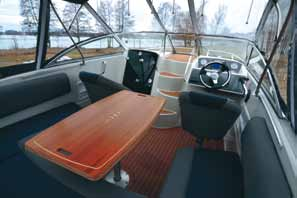 Bak i båten finns en rymlig U-soffa som tillsammans med förar- och passagerarstol bildar en mycket trevlig plats att umgås på. Bordets avlånga form gör att det finns många olika sittmöjligheter.