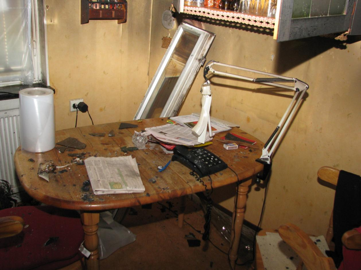 Sida 7(9) Bild 5. Bilden visar hur det fanns värmeljus, tidning och tändstickor på köksbordet.