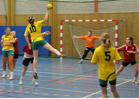 I samma veva som vi gick in i hallen stod F94 utan fullt lag och det beslutades att ca. 10 tjejer slöt upp vår trupp så nu blev vi hela 34 glada handbollstjejer i Tappströms Bollhall.