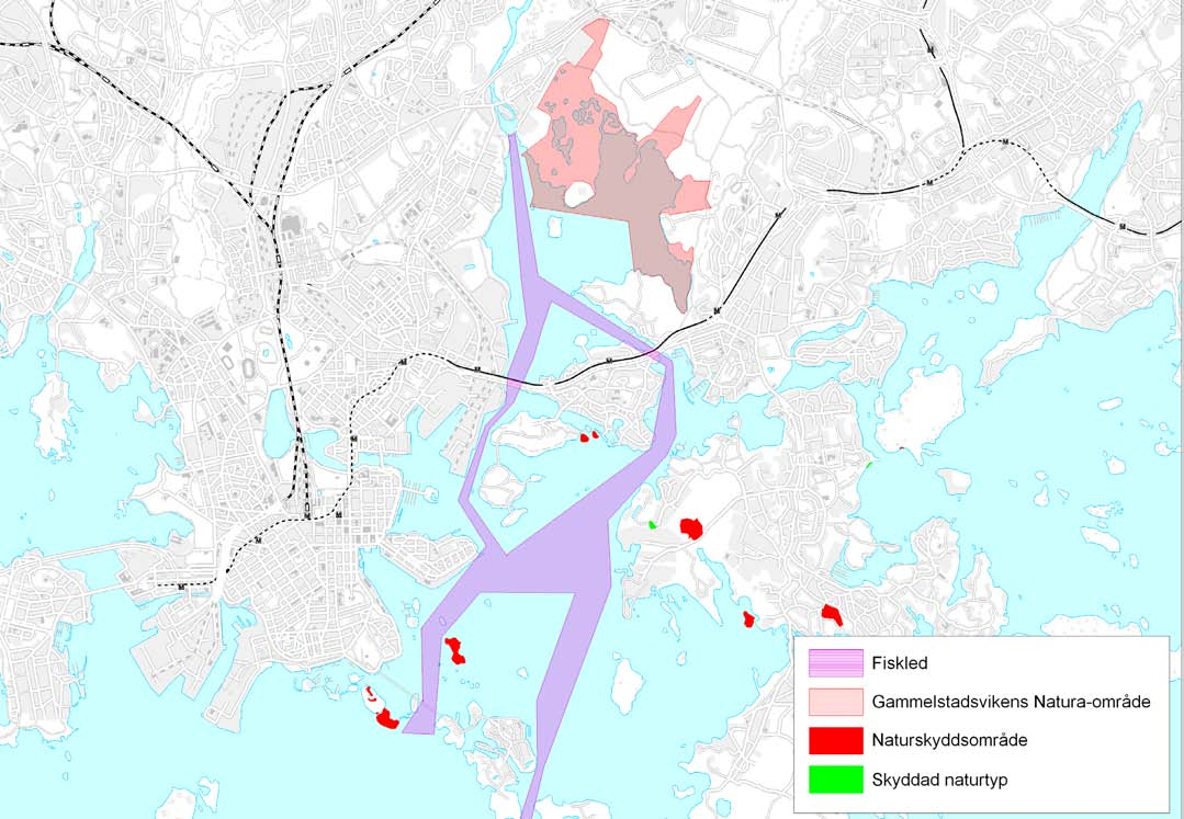 Figur 9. Naturskyddsområden(röda) och skyddade naturtyper (gröna) i projektområdet. Kartan visar dessutom Gammelstadsvikens Natura 2000-område fiskleder i enlighet med lagen om fiske. 5,44 ha.