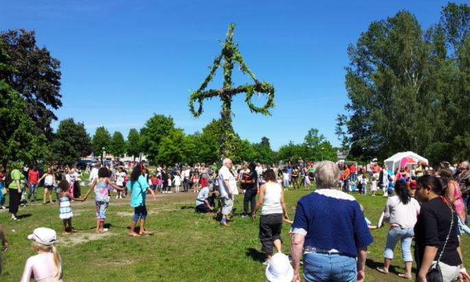 Levande traditioner i Sverige Sång och dans runt midsommarstången Fika Smörgåsbordet Luciatåg Hembygdsrörelsen Gummekaka (julekaka)