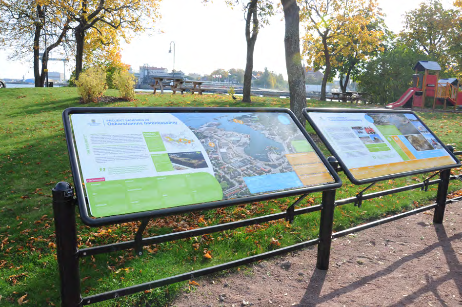 Figur 4.6 Informationsskyltar om hamnsaneringen kom på plats längs med promenaden i inre hamnen, oktober 2015. Foto: Ulrika Larson, Empirikon Konsult AB.