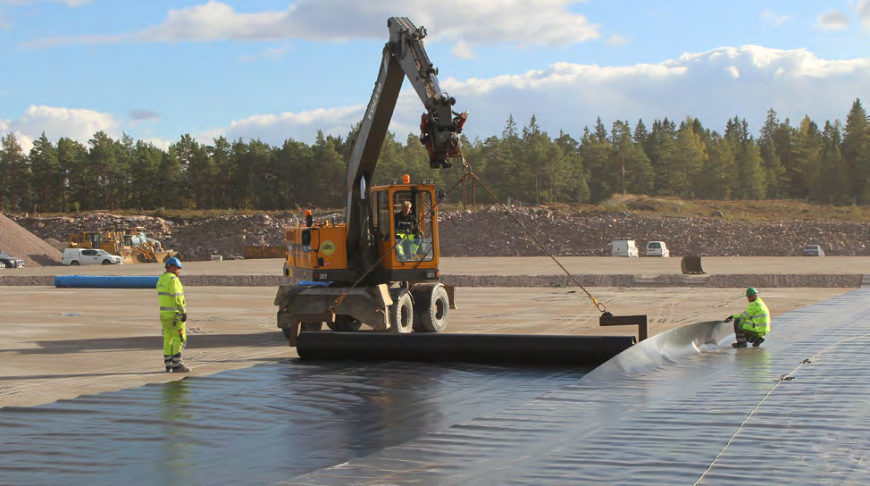 8. Entreprenader Göran Nilsson, WSP Sverige AB Figur 8.1 Installation av syntetiskt geomembran på Storskogens deponibotten. Foto Anna Kinch, Oskarshamns Kommun.