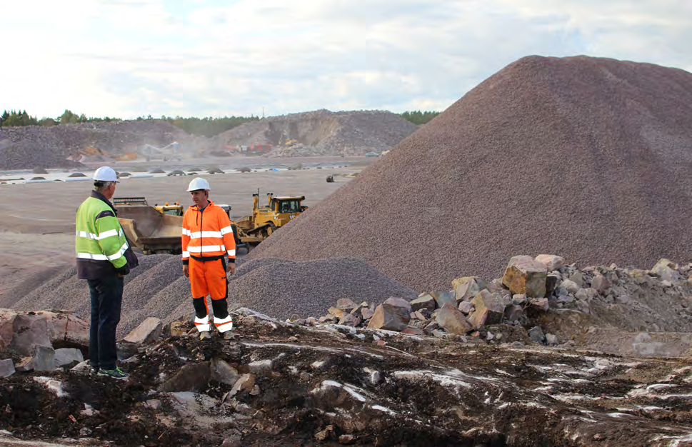 porärt berglager. 0,4 m förstärkningslager kross 0-150 mm breddes ut och packades. 0,15 m bärlager kross 0-32 mm lades ut och packades som underlag för kommande asfaltering.