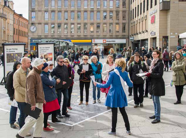 Samling på Stora torget inför en stadsvandring under medborgardialogen våren 2014. Riv fula hus och bygg vackert istället. Fler sittplatser, mer grönska och renoveringar längs gågatan.