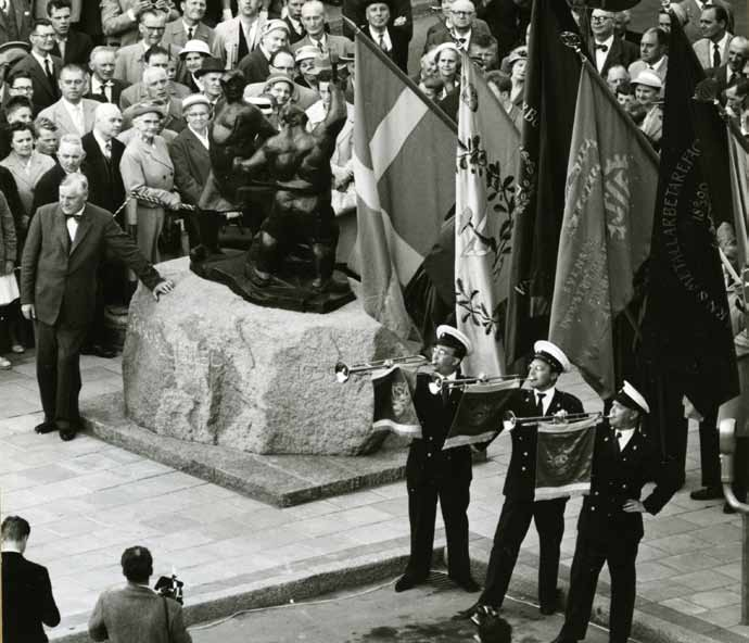 Invigning av Allan Ebelings staty Smederna vid stadens