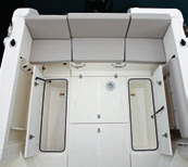 CAPTUR 605 2 & 6 Aktersoffa Utfällbara sittbänkar om babord och styrbord samt sittbrunnsbord (tillval och del av Komfortpaket Kabin) 2