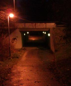 11 enligt kartan G/C tunnel under Gärdhemsvägen vid Gärdhemsrondellen. Klotter Befintlig belysning: 3 st lampor/vägg, lamporna är försedda med galler. at.