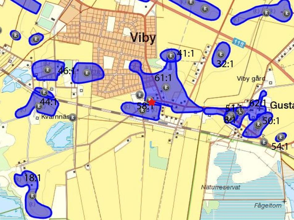 Figur 3. Utdrag ur FMIS 2016 med närliggande fornlämningar markerade. Undersökningsytan markerad med röd stjärna. material som Vyby år 1394, och Vigby år 1401. Det tolkas innehålla orden vik- och by.