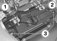 8 102 Underhåll z Batteriet kan endast laddas via eluttaget med en lämplig laddare. Olämpliga batteriladdare kan förorsaka skador i motorcykelns elsystem. Använd lämpliga BMW-batteriladdare.