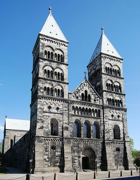 Romansk stil 1050-1250 Typiskt för den romanska stilen - rundbågar, kyrkor, kloster Man byggde kyrkor och kloster men också borgar och befästningar kring städerna,