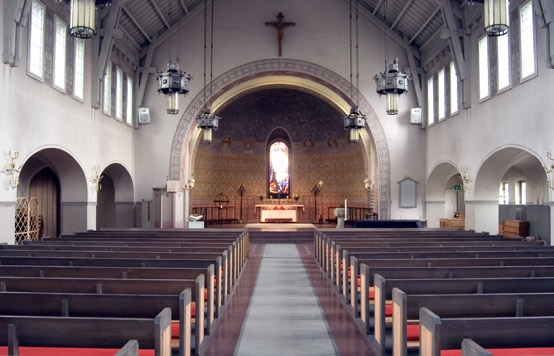 sundbybergs kyrka 5 Interiör mot öster. Kyrkan med församlingssal från öster. tornet leder entrén via dubbeldörrar mot söder.