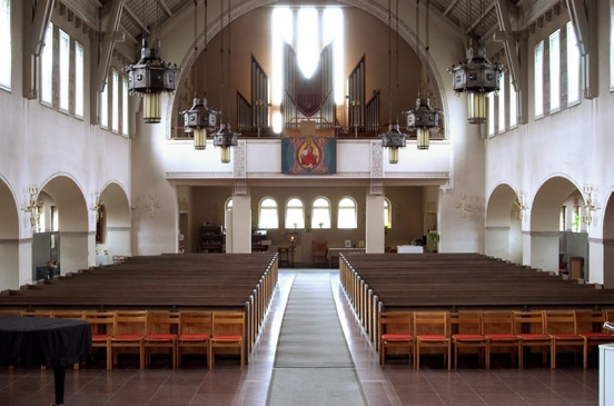 6 sundbybergs kyrka Interiör mot koret. Fönster med målningar utförda av Filip Månsson. bänkarna med nuvarande träbänkar, laserade i grågrön kulör.