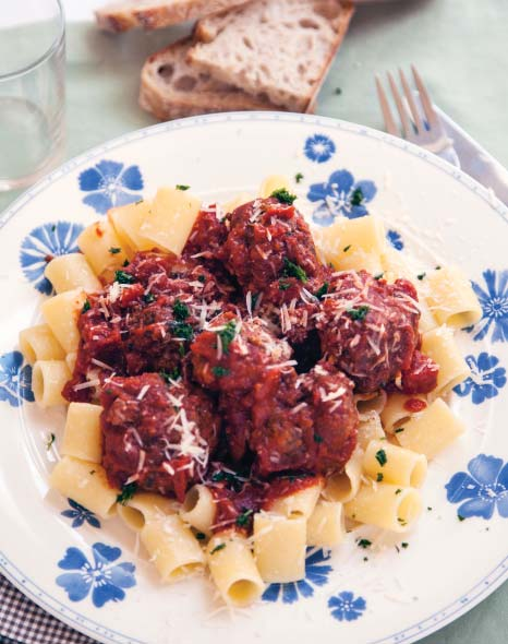 PAOLOS NAPOLITANSKA KÖTTBULLAR MED BOMBOLOTTIPASTA RECEPT Ca 5 min Tomatsås förp passerade tomater förp krossade tomater msk olivolja, gärna le zie* gul lök, delad i halvor vitlöksklyfta, lätt