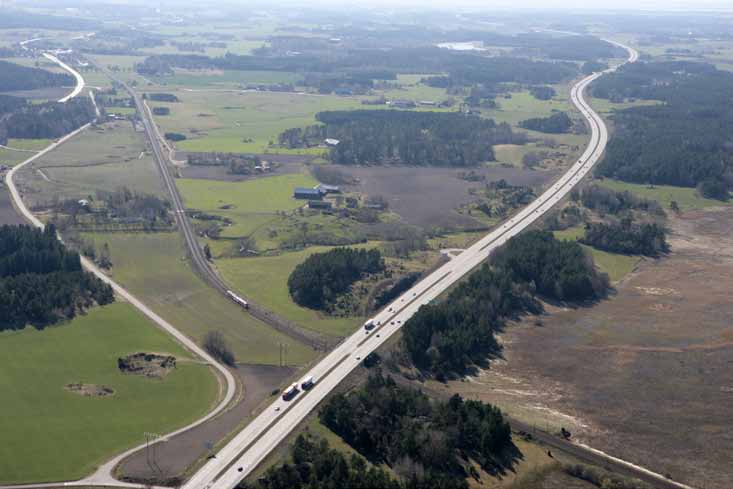 på södra och norra sidan av Ostlänken och väg E4. Konsekvens: Hur en järnväg än dras i korridoren kommer konsekvenserna att bli stora.