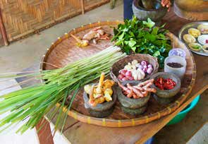Det Thailändska köket Thailändarna brukar säga att matkulturen består av fyra olika sorters kök, då man kulturellt delar in landet i fyra delar söder, norr, nordost och centralslätten.