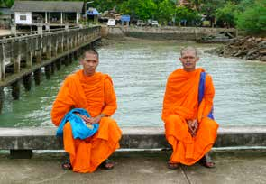 Religion Den största religionen i Thailand är buddhismen. Den skiljer sig från många av de andra religionerna, genom att den saknar gudstro i vanlig mening.