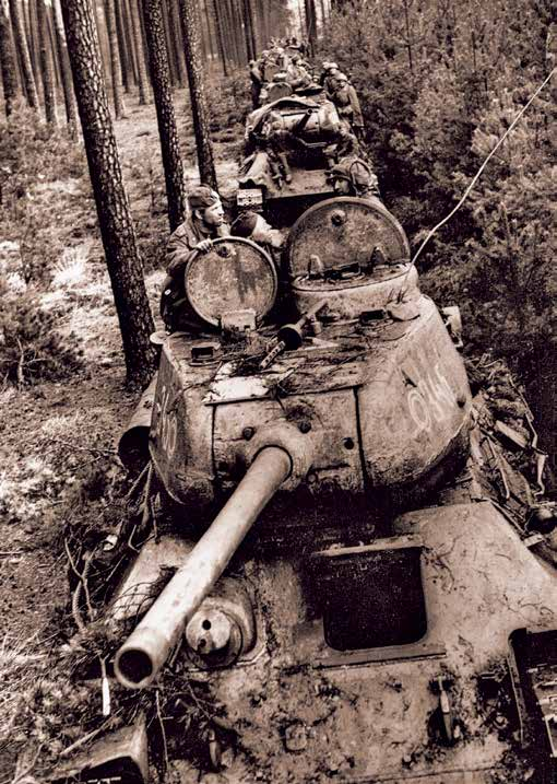 som jag lärt mig på Karlberg. Vi hade å andra sidan fler och bättre kulsprutor (MG 42) än vanligt. Efter en vecka, den 18 april, öppnade ryssarna stormeld.