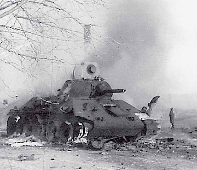 En av Nils Roséns pansarkompani sönderskjuten T-34 vid orten Slock nära Modlin-Warszawa i oktober 1944.