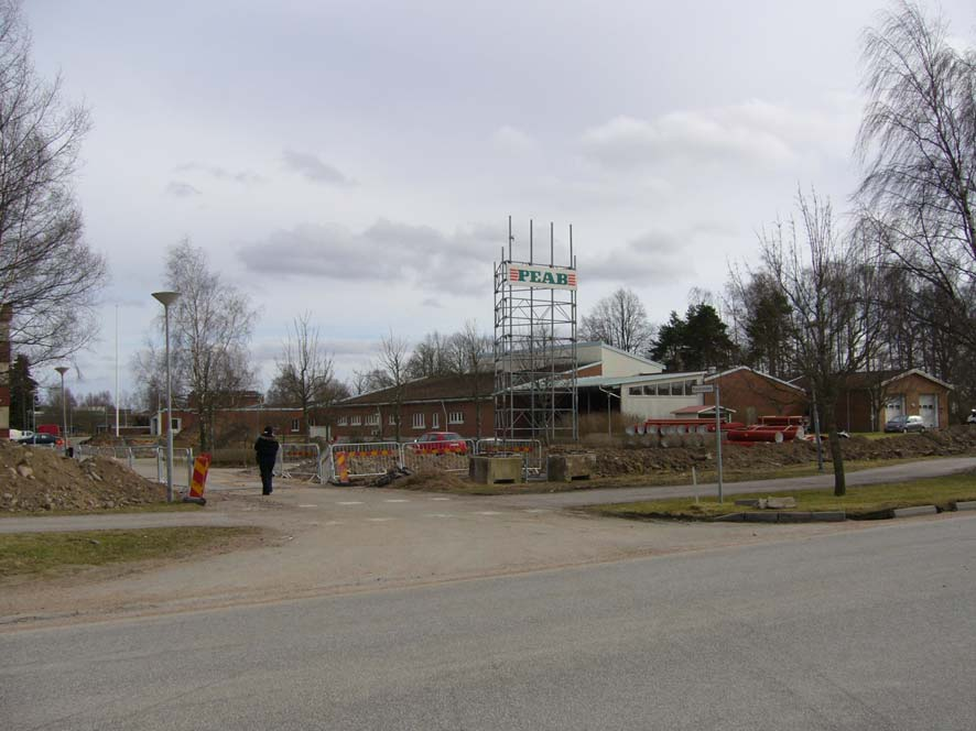 Kv Kastanjen/Helenagården Götene kommun Antagandehandling april 2007 4 (11) BEFINTLIGA FÖRHÅLLANDEN Infarten till Helenagården från Järnvägsgatan. Markarbeten för omläggning av ledningar pågår.