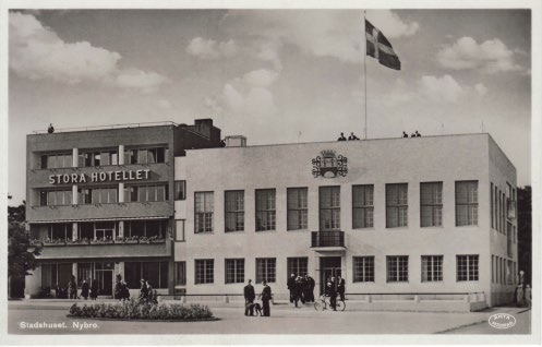 Nybro glasbruk 11. Stadshusplan Nybro fick stadsrättigheter 1932 och ett nytt centralt beläget stadshus med tillhörande hotell byggdes vid stadshusplan.