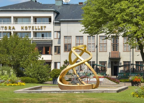 Nybro glasbruk 12. Glas i centrum Utanför stadshuset, på stadshusplan, står Skulpturen Glas i centrum som invigdes 1968.