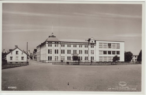 Kulturhistorisk guide i glasbruksmiljö Ljungdahls kuvertfabrik. Den vänstra delen är byggd 1926 och den högra 1936. 19. Ljungdahls Kuvertfabrik Ljungdahls gamla kuvertfabrik är uppförd i fyra omgångar från 1915-1955.