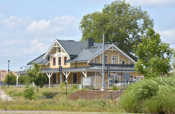 Nybro glasbruk 21. Järnvägsstationen 1874 var en viktig vändpunkt för Nybro, då man detta år fick järnvägsförbindelser till Kalmar och Emmaboda.