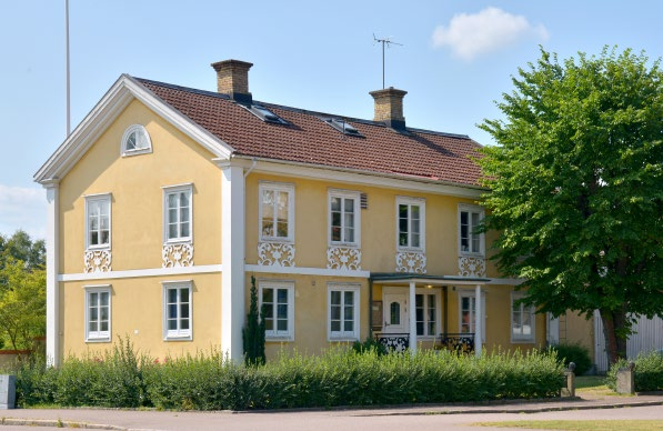 Kulturhistorisk guide i glasbruksmiljö Bolanderska, Nybros äldsta hus från 1834. Foto: Paul Wilund 22.